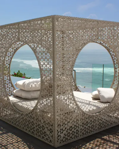 OUTDOOR LIVING